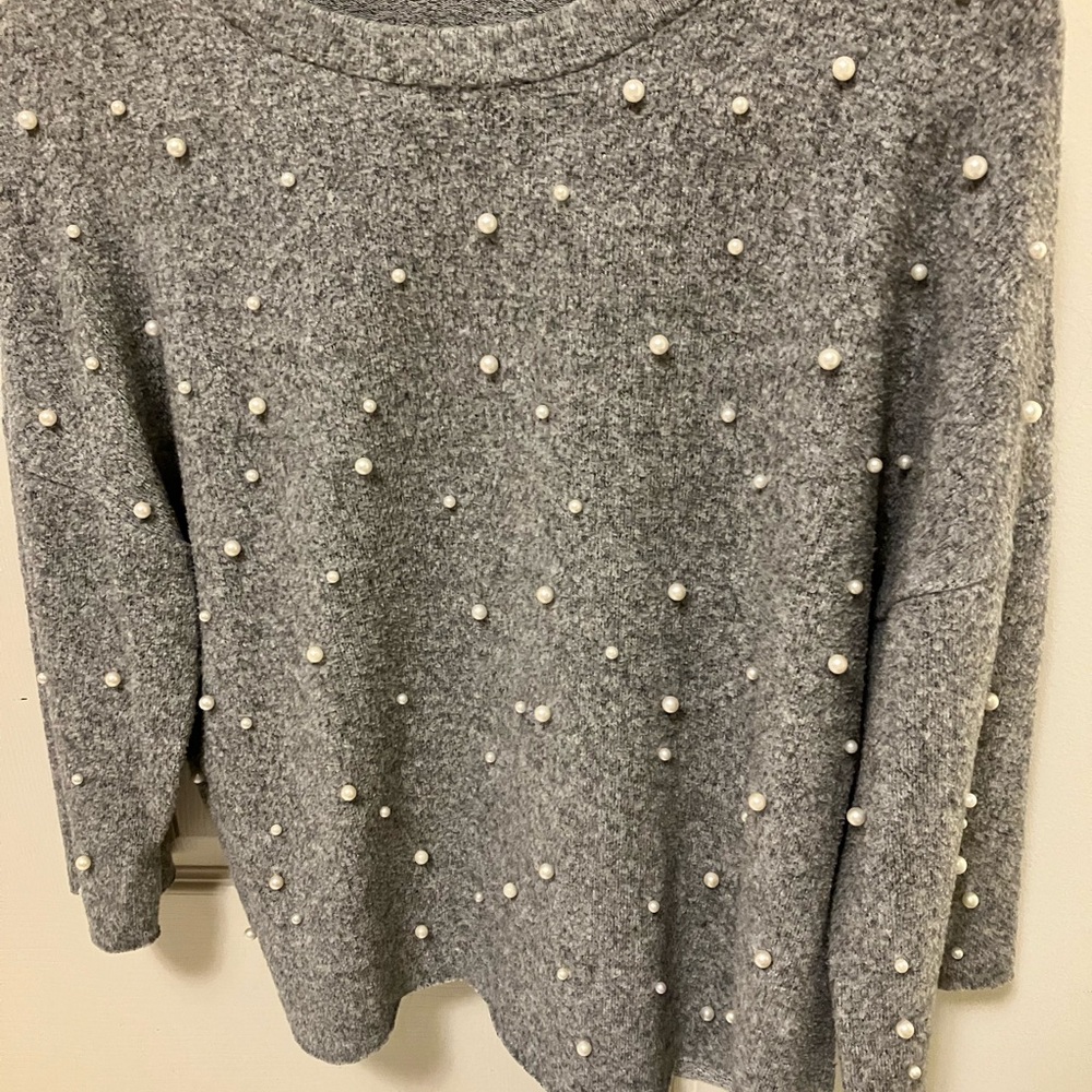 Grey sweater with pearls